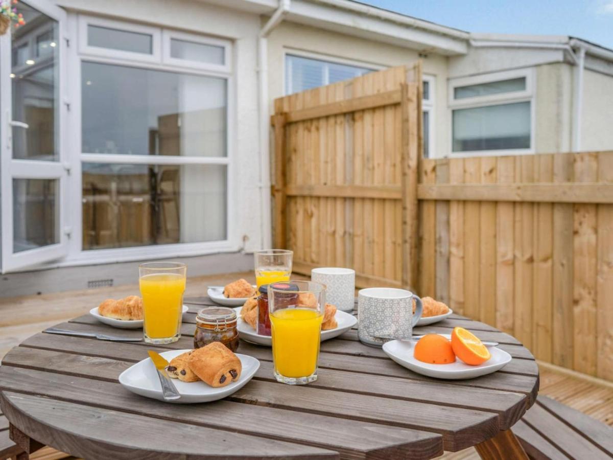 3-Bed 5-6 Berth Modernised Bungalow! Tenby Exteriör bild